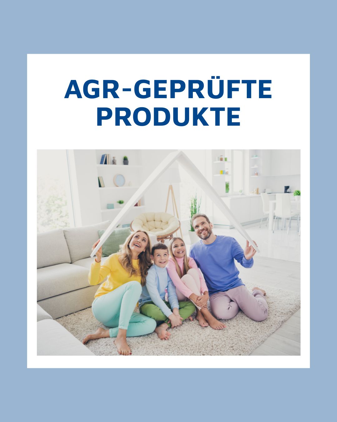 Grafik mit Schriftzug AGR-geprüfte Produkte und Familie im Wohnzimmer unter einem dachförmig gehaltenen Rahmen.